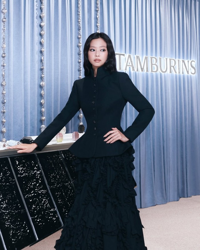 Ya, kehadiran Jennie BLACKPINK selalu dinantikan oleh para penggemar karena penampilan artis Korea kelahiran tahun 1996 satu ini tidak pernah gagal, tak terkecuali gaya Jennie BLACKPINK kali ini. / Foto: instagram.com/tamburinsofficial