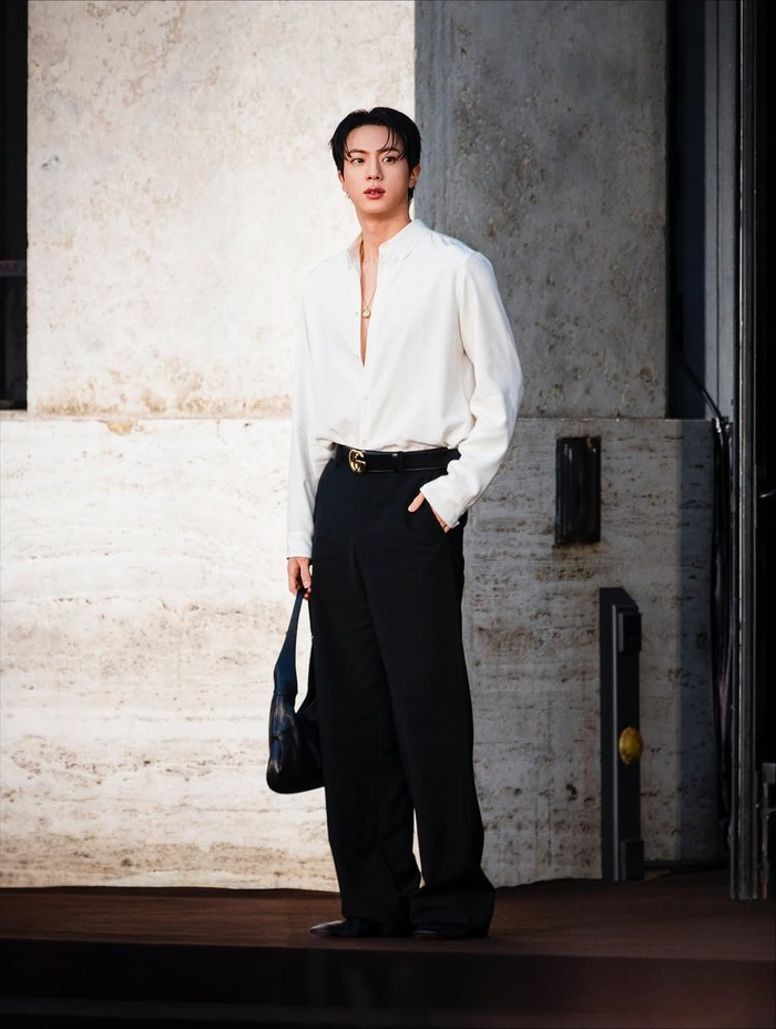 Bagaimana tidak, meski berupa kemeja putih polos dan celana bahan hitam yang terkesan simpel, beberapa kancing pada atasan yang dibiarkan terbuka membuat penampilan Jin BTS tampak lebih seksi namun tetap berkelas. Bagaimana menurut kamu, Beauties?/ Foto: instagram.com/1eejungmu