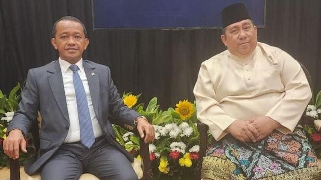 Bahlil Ditunjuk Jadi Ketua Dewan Pembina Pemuda Masjid Dunia Menteri Energi dan Sumber Daya Mineral (ESDM) Bahlil Lahadalia ditunjuk sebagai Ketua Dewan Pembina Pemuda Masjid Dunia dalam rapat yang digelar di Singapura.