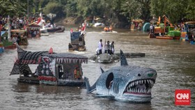 FOTO: Festival Perahu Cinta Lingkungan di Sungai Ciliwung 2025
