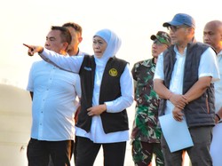 Kerahkan 2 Ekskavator, Khofifah Gercep Cegah Banjir di Sungai Selowogo