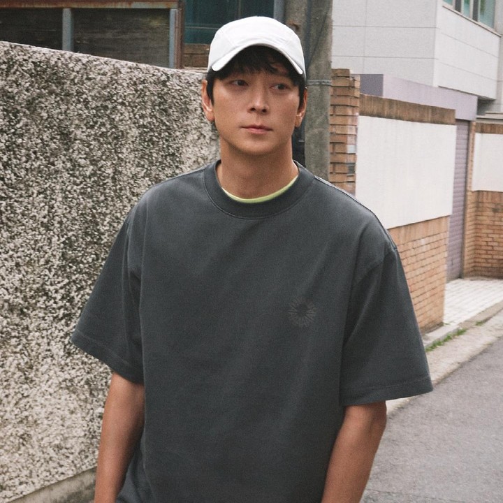 <p>Kang Dong Won belakangan ini mencuri perhatian penggemar karena kembali akting dalam drama Korea setelah 21 tahun. Ia diketahui bermain peran dalam drama <em>Tempest</em> bersama aktris Jun Ji Hyun. (Foto: Instagram@nonymous_aa_official)</p>