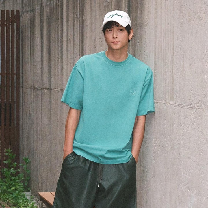 <p>Selain menjadi pendiri, Dong Won juga kembali menjadi model brand-nya sendiri. Ia terlihat tampil elegan bak model profesional memperlihatkan berbagai pakaian musim gugur, musim dingin, denim, pakaian jalan kasual, dan berbagai macam topi.&nbsp;(Foto: Instagram@nonymous_aa_official)</p>