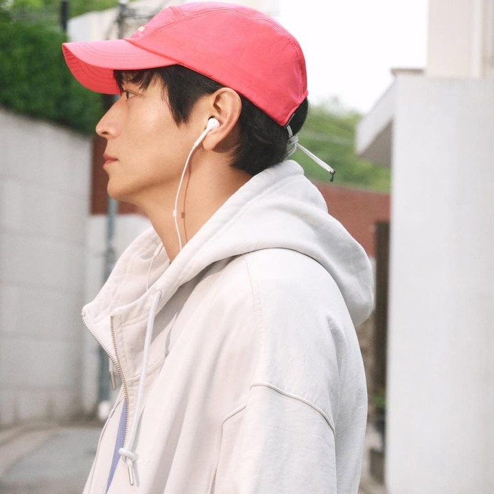 <p>Bukan menjadi aktor, Dong Won mengawali karier di dunia hiburan dengan mengambil profesi sebagai seorang model pada 2000. Ia kemudian memulai debut aktingnya dalam drama di tahun 2004.&nbsp;(Foto: Instagram@nonymous_aa_official)</p>