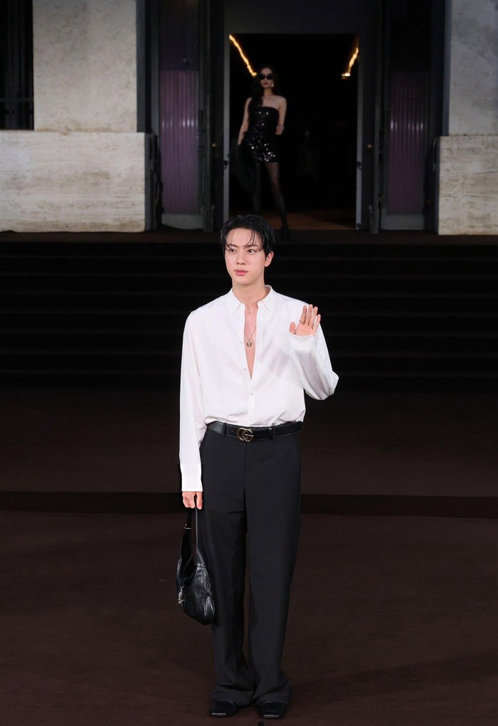 Kenakan ‘NARCISISTA’ dari koleksi terbaru Gucci bernama ‘La Famiglia’, kehadiran anggota tertua salah satu grup K-Pop populer satu ini di Palazzo Mezzanotte di Milan, Italia pada Selasa, (23/9/2025) pun sontak bikin fans heboh./ Foto: x.com/ELLEThailand