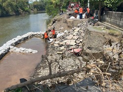 Senderan Jebol Diterjang Banjir, Muara Tukad Ayung Dipasangi Karung Pasir