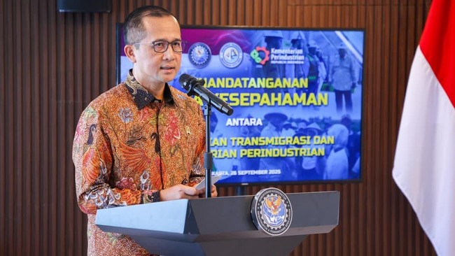 Menteri Transmigrasi M Iftitah Sulaiman menyebut transmigrasi punya dua kekuatan utama yaitu lahan dan tenaga kerja produktif yang bisa ditawarkan ke investor.