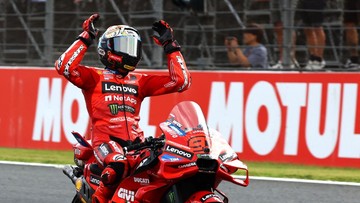 Berita Panas dari Dunia Sport CNN : Marquez Menangis di Atas Motor Usai Kunci Gelar Juara Dunia MotoGP