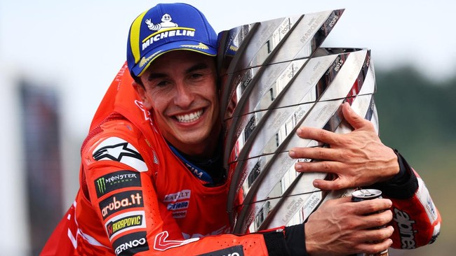 Marc Marquez resmi menyamai rekor legenda MotoGP, Valentino Rossi, setelah meraih gelar juara dunia MotoGP 2025.