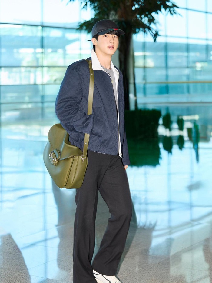 Pada 21 September 2025 lalu, Jin BTS terlihat di Bandara Internasional Incheon (ICN) untuk menghadiri acara spesial Gucci di Milan, Italia. Ia memakai outfit dan aksesoris serba Gucci, termasuk tas Gucci Horsebit 1955 Aura yang baru./ Foto: x.com/gucci