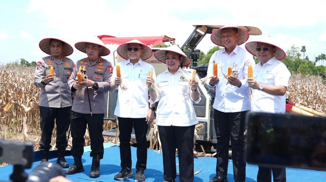 Menko Pangan Zulhas dan Kapolri Jenderal Listyo Sigit hadir dalam kegiatan panen raya jagung kuartal III di Desa Sabahlioh, OKU Timur, Sumsel, Sabtu (27/9).