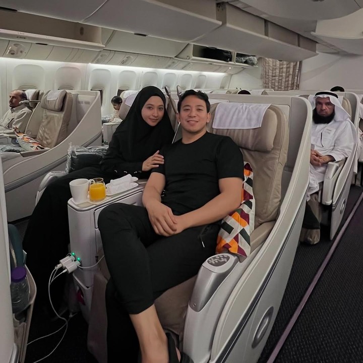 <p>Poppy Bunga dan Riphat juga sempat menjalankan ibadah haji bersama di tahun ini, Bunda. Selama di Tanah Suci, Poppy dan suami banyak melakukan ibadah bersama. Keduanya juga menyempatkan diri untuk menikmati suasana syahdu keramaian musim haji di Tanah Suci. (Foto: Instagram @poppybungariphat)</p>