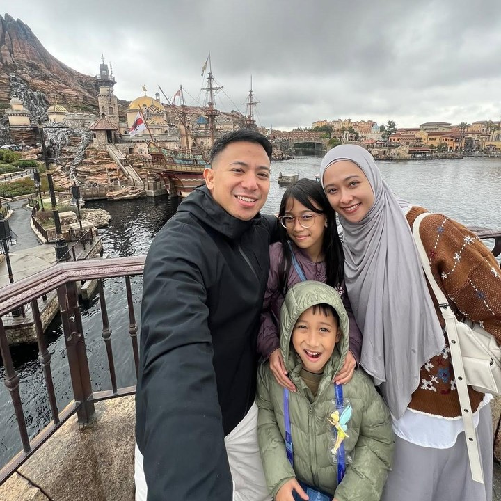 <p>Meski sudah jarang tampil di layar kaca, Poppy cukup sering membagikan momen kebersamaanya dengan sang suami di Instagram. Misalnya, perempuan 34 tahun ini kerap mengunggah momen <em>quality time</em> saat traveling bersama suami dan anak-anaknya. Beberapa waktu lalu, Poppy sempat liburan ke Jepang bersama keluarganya ini, Bunda. "Hadiah terbesar dalam hidup adalah waktu yang dihabiskan untuk membuat kenangan bersama orang-orang terkasih," tulis Poppy dalam unggahan foto liburannya. (Foto: Instagram @poppybungariphat)</p>