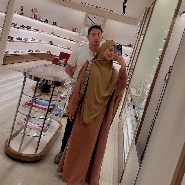 <p>Lama tak terdengar, kehidupan Riphat dan Poppy kembali menjadi sorot kamera belum lama ini. Riphat muncul ke publik sebagai salah satu pengacara Tasya Farasya dalam gugatan cerainya dengan sang suami Ahmad Assegaf di Pengadilan Agama Jakarta Selatan. Melalui unggahan di Instagram miliknya, Riphat membagikan video dan foto saat menemani Tasya di Pengadilan. "Demi kejelasan hukum, kami menganggap perlu untuk menyajikan fakta-fakta kasus ini dengan cara yang dapat diakses oleh publik," tulisnya dalam postingan tersebut. (Foto: Instagram @poppybungariphat)</p>