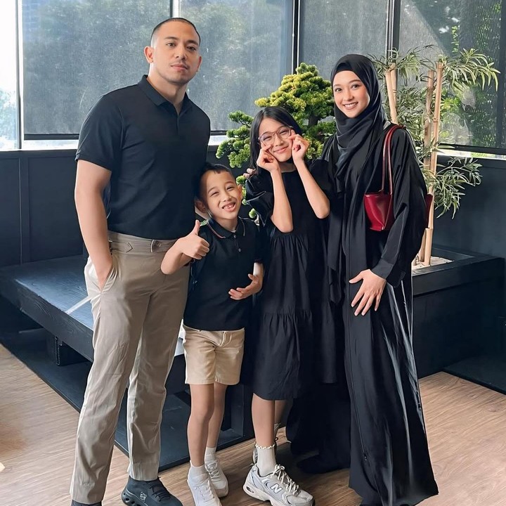 <p>Artis Poppy Bunga resmi menikah dengan pengacara bernama Mohammad Fattah Riphat pada 17 November 2013. Dari pernikahan ini, keduanya dikaruniai sepasang anak, yakni Khanza Aliyah Riphat dan Muhammad Arkandra Malik Riphat. Sejak menjadi seorang Bunda, Poppy memang sudah jarang terlihat di layar kaca, Bunda. (Foto: Instagram @poppybungariphat)</p>