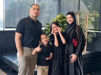 Terpopuler: Potret Poppy Bunga & Suami Pengacara Fattah Riphat