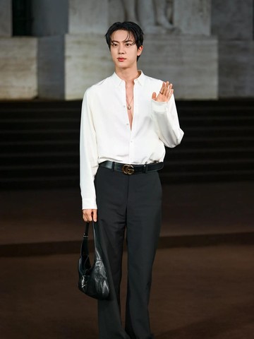 5 Potret Jin BTS Hadiri Acara Special Gucci di Milan, Gayanya Bikin Terpana!