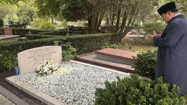 Presiden Prabowo Subianto berziarah ke makam kakek dan neneknya di pemakaman umum Oud Eik en Duinen di Den Haag, Belanda di sela kunjungan kerja.