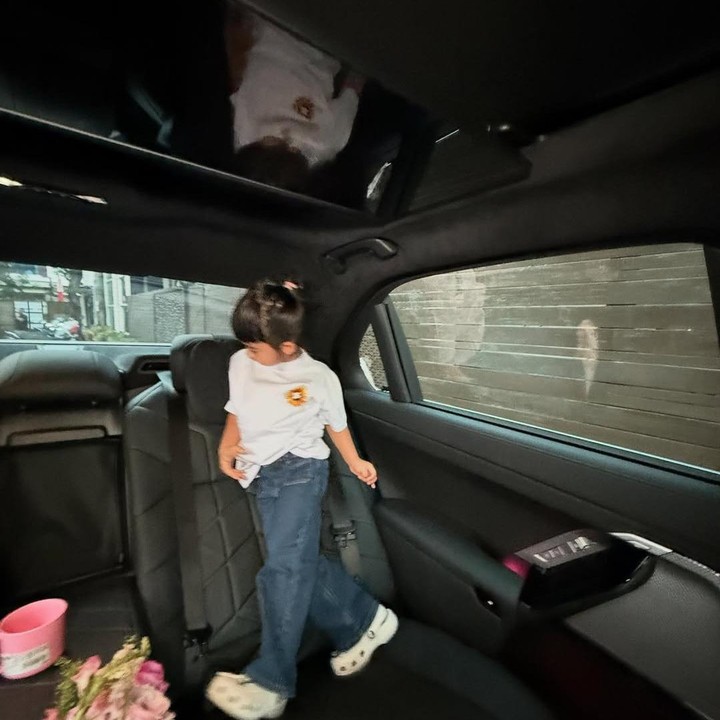 <p>Dalam satu foto, Moana terlihat masuk ke dalam mobil barunya. Bocah tiga tahun ini tampaknya senang dengan hadiah yang diberikan oleh sang Bunda. (Foto: dok instagram Ria Ricis)</p>