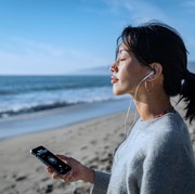 Sering Pakai Earphone? Studi Ungkap Risiko Tersembunyi yang Wajib Kamu Tahu