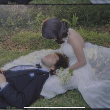 7 Momen Bahagia Pernikahan Selena Gomez & Benny Blanco yang Intim