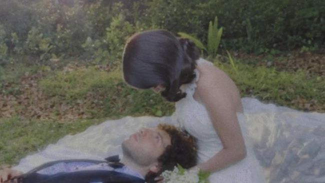 7 Momen Bahagia Pernikahan Selena Gomez dan Benny Blanco yang Intim