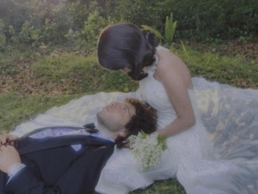 img-title 7 Momen Bahagia Pernikahan Selena Gomez & Benny Blanco yang Intim