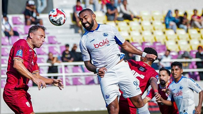 Persis Solo vs Arema FC imbang dramatis 2-2 dalam pertandingan Super League 2025/2026 di Stadion Manahan, Solo, Minggu (28/9).