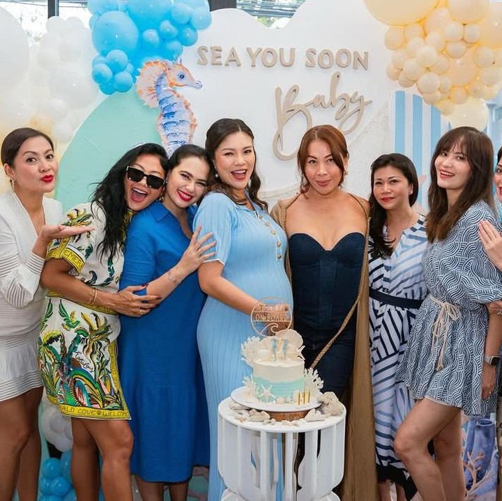 <p>Model Aline Adita sebentar lagi akan dikaruniai anak pertama, Bunda. Jelang hari bahagia, Aline mengadakan acara <em>baby shower</em> kehamilannya. Acara yang berlangsung tertutup ini dihadiri oleh teman-teman model senior. (Foto: Instagram @cathrinewilson)</p>