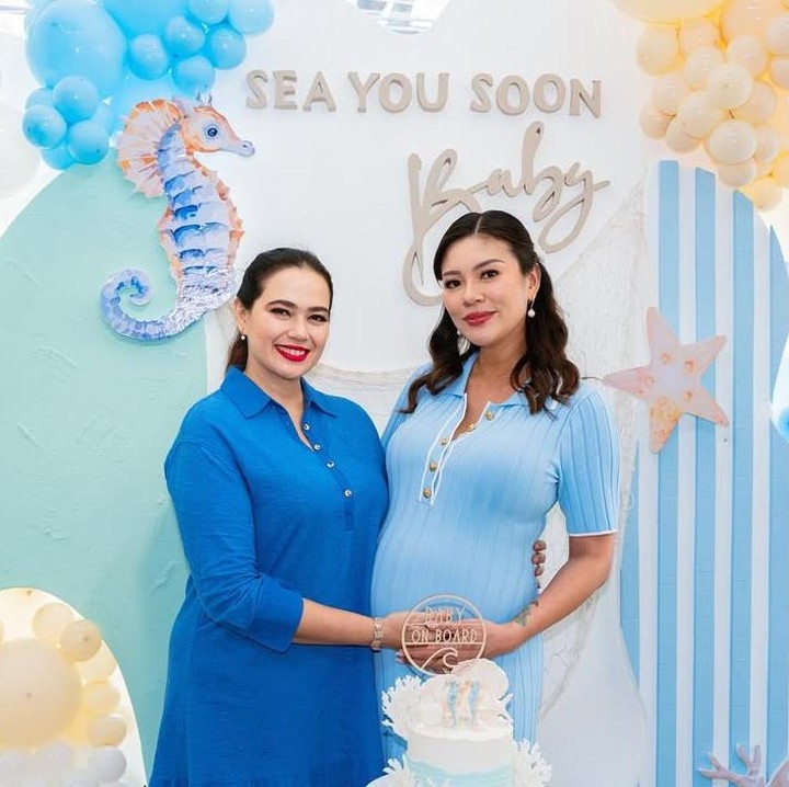 <p>Salah satu yang hadir di acara<em> baby shower</em> ini adalah artis dan model Cathrine Wilson. Perempuan 44 tahun ini membagikan potret keseruan acara <em>baby shower</em> sang sahabat yang bertema laut biru. "<em>Lilo&rsquo;s baby shower. Can&rsquo;t wait to see baby J</em>," tulisnya. (Foto: Instagram @cathrinewilson)</p>