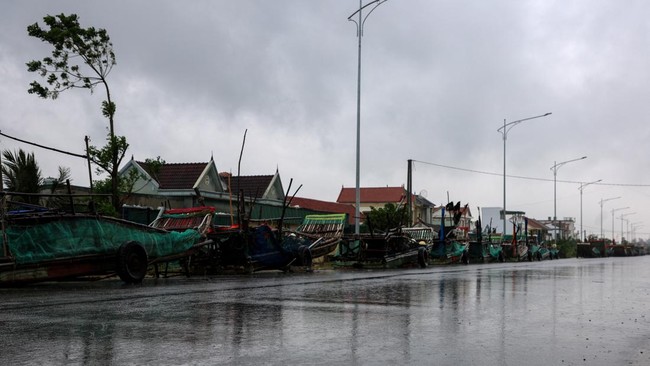 Vietnam evakuasi puluhan ribu warga di provinsi pesisir, siaga topan Bualoi dengan kecepatan angin 130km/jam.