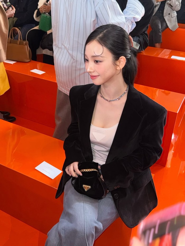 Bagaimana tidak, ia kerap menyuguhkan look yang menawan, tak terkecuali penampilan leader sekaligus anggota tertua aespa itu saat menghadiri peragaan busana yang digelar di Fondazione Prada’s Deposito kali ini./ Foto: instagram.com/katarinabluu