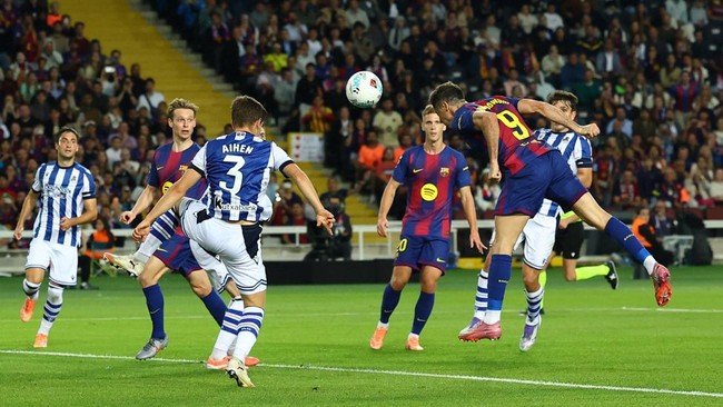 Barcelona berhasil menggeser Real Madrid dari puncak klasemen La Liga. Hasil positif diraih usai mengalahkan Real Sociedad 2-1 pada Minggu (28/9).