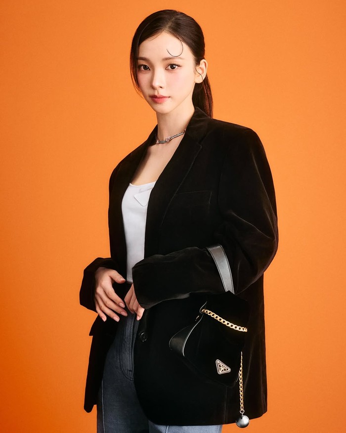 Berbalut blazer hitam oversize dan tank top putih polos dipadukan dengan relaxed fit pants serta pointed heels, Karina aespa tampil chic dengan gaya simpel. Fans pun setuju bahwa ini merupakan salah satu look terbaik sang idol./ Foto: x.com/Prada