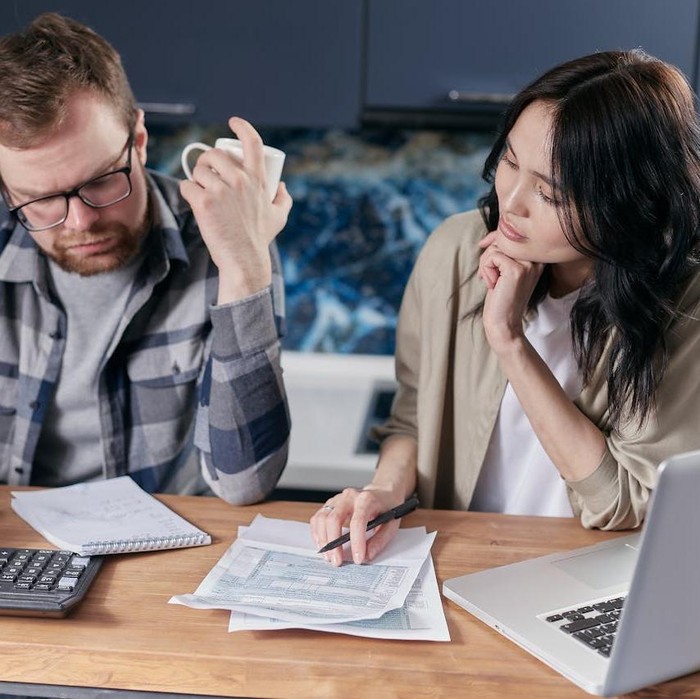 Utang bisa menjadi solusi sementara, tetapi jika dijadikan kebiasaan, hidupmu akan penuh tekanan.