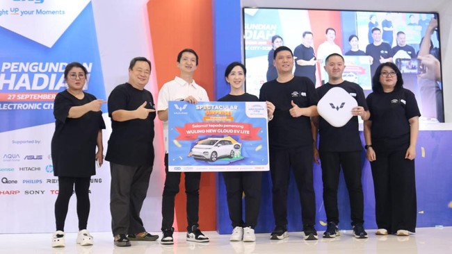 PT Electronic City Indonesia menutup program loyalitas 2025 dengan acara Spectacular Surprise, memberikan hadiah utama mobil listrik Wuling New Cloud EV Lite.