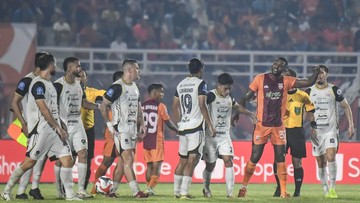 Persebaya vs Persija: Gengsi, Ambisi, dan Rivalitas Suci