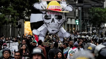 FOTO: Gen Z Peru Demo, Bendera dan Poster One-Piece Berkibar