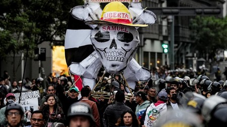 FOTO: Gen Z Peru Demo, Bendera dan Poster One-Piece Berkibar