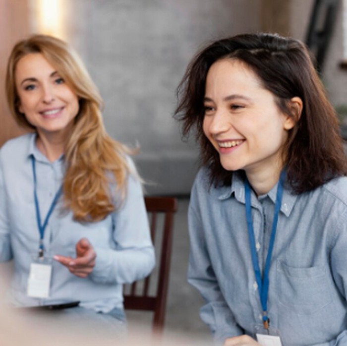 Dalam hal bahasa tubuh, bergerak dengan anggun merupakan salah satu tanda yang menunjukkan seseorang berkelas. Hal ini juga termasuk postur tubuh, gestur tubuh, hingga intensitas kontak mata.