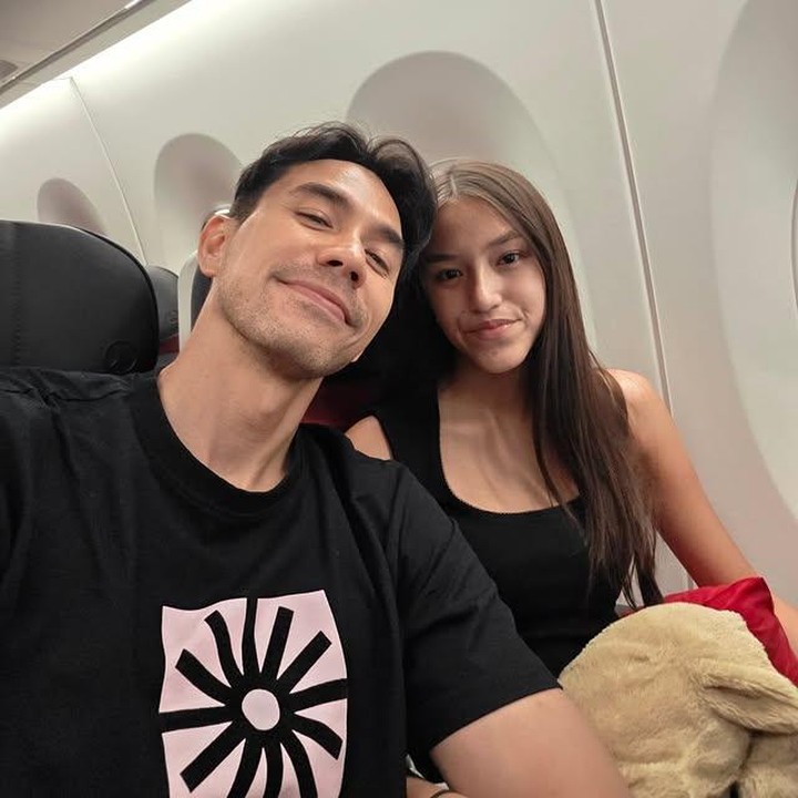 <p>Aktor Darius Sinathrya juga dikenal sangat dekat dengan putrinya, Queenesia Sabrina Sinathrya. Sang putri kini tumbuh menjadi sosok remaja yang cantik. Tak jarang juga Darius membagikan potret saat liburan bersama Queen. Dari unggahannya tersebut, terlihat jelas kedekatan mereka yang begitu hangat, Bunda. (Foto: Instagram @darius_sinathrya)</p>