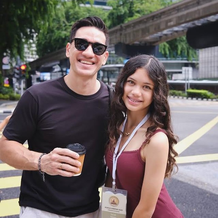 <p>Nama Andrew White memang selalu jadi sorotan, apalagi saat ia terlihat begitu akrab dengan putrinya, Sarah Deana White. Sejak menikah dengan Nana Mirdad pada 2006, Andrew benar-benar menempatkan perannya sebagai Ayah di posisi utama. Di media sosial, Andrew sering membagikan momen kebersamaan mereka, termasuk saat berlibur ke Malaysia. "Apa kabar di KL?!! Senang bisa kembali ke kota yang ramai ini, dan ini pertama kalinya Sarah di Malaysia. Nasi kandar, kami datang!!" tulis Andrew lewat Instagramnya. (Foto: Instagram @andrew.white._)</p>