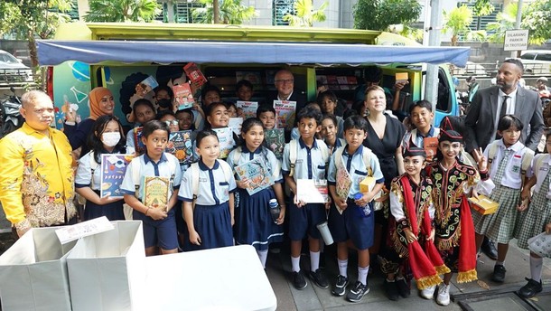 IFI Resmikan Perpustakaan Keliling BIMO Promosikan Literasi di Kalangan Anak Muda