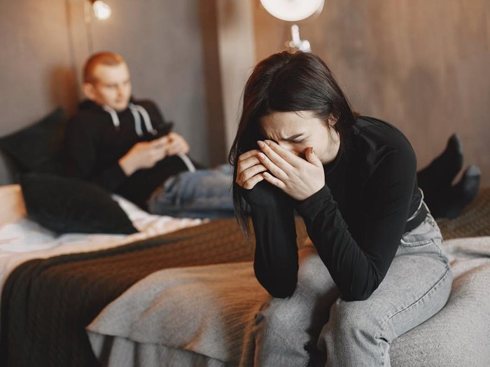 Sentuhan sederhana seperti berpegangan tangan, pelukan, atau ciuman kecil memiliki peran besar dalam menjaga kedekatan. Jika hal ini mulai jarang dilakukan, hubungan terasa makin dingin.