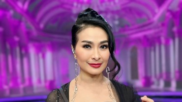 Rias Wajah Sendiri, Terungkap Alasan Iis Dahlia Ogah Didandani Orang Lain