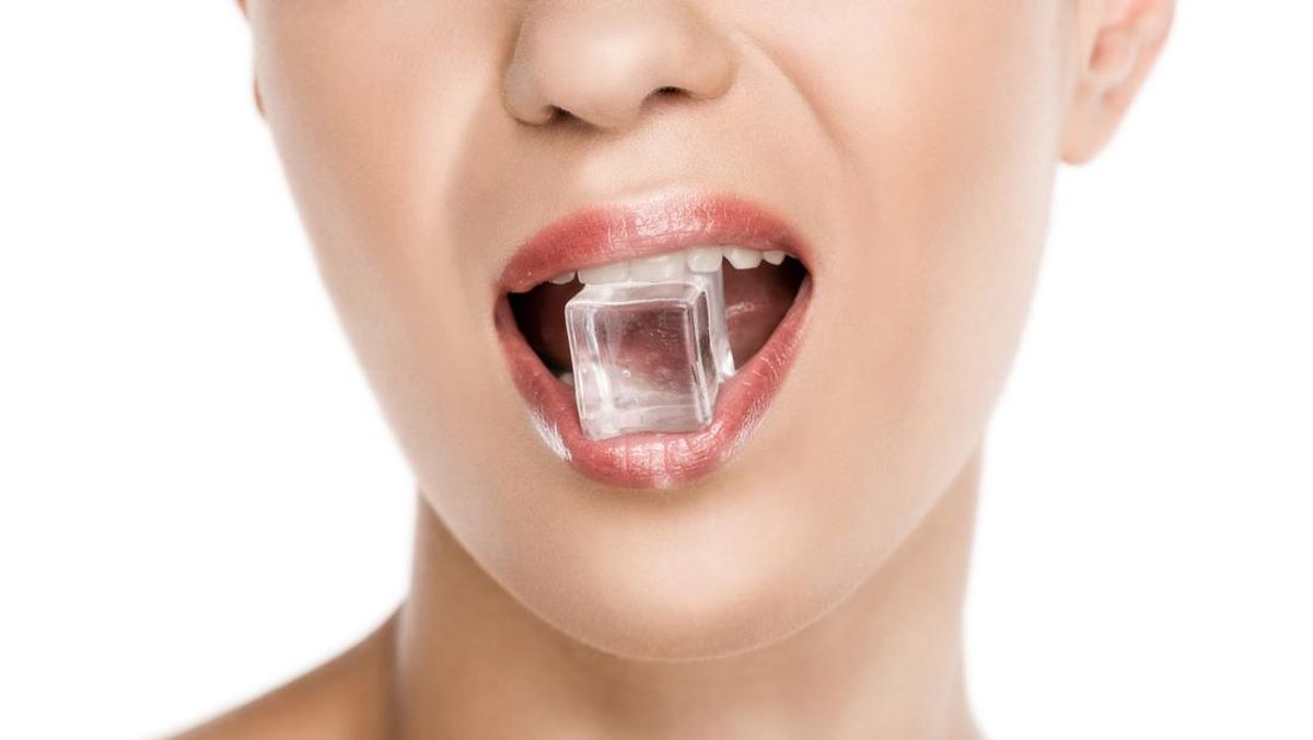Awas, Sering Mengunyah Es Batu Jadi Tanda Penyakit Ini