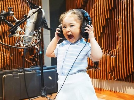 Bikin Gemas, Intip Aksi Xarena Putri Sulung Siti Badriah Jadi Biduan Cilik di Studio