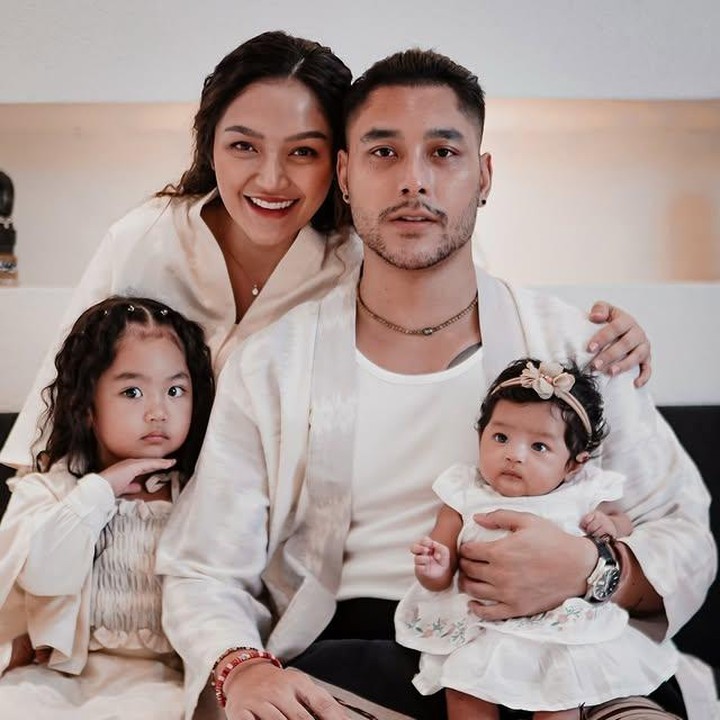 <p>Sejak resmi dipersunting Krisjiana Baharudin, pedangdut kondang Siti Badriah kini tengah menikmati kehidupannya sebagai Bunda dari dua anak. Mereka diberi nama Xarena Zenata Denallie Baharudin dan Xandraya Zevora Davanee Baharudin. Putri sulungnya, Xarena, sejak kecil sudah sering mencuri perhatian warganet, Bunda. (Foto: Instagram @sitibadriahh)</p>