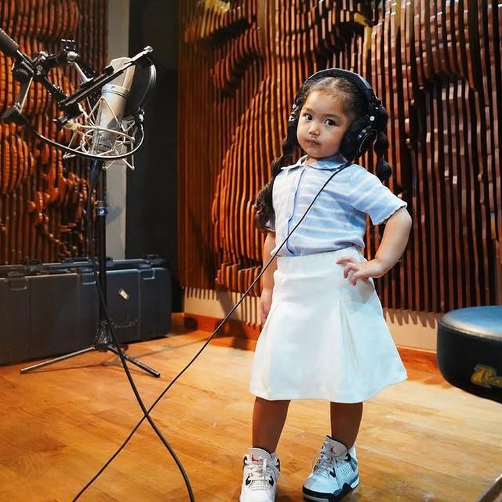 <p>Baru-baru ini, lewat unggahannya di Instagram, Siti Badriah kembali menyorot tingkah lucu menggemaskan dari Xarena. Dalam video tersebut, Si Kecil tampak asyik bernyanyi di dalam studio, Bunda. (Foto: Instagram @sitibadriahh)</p>