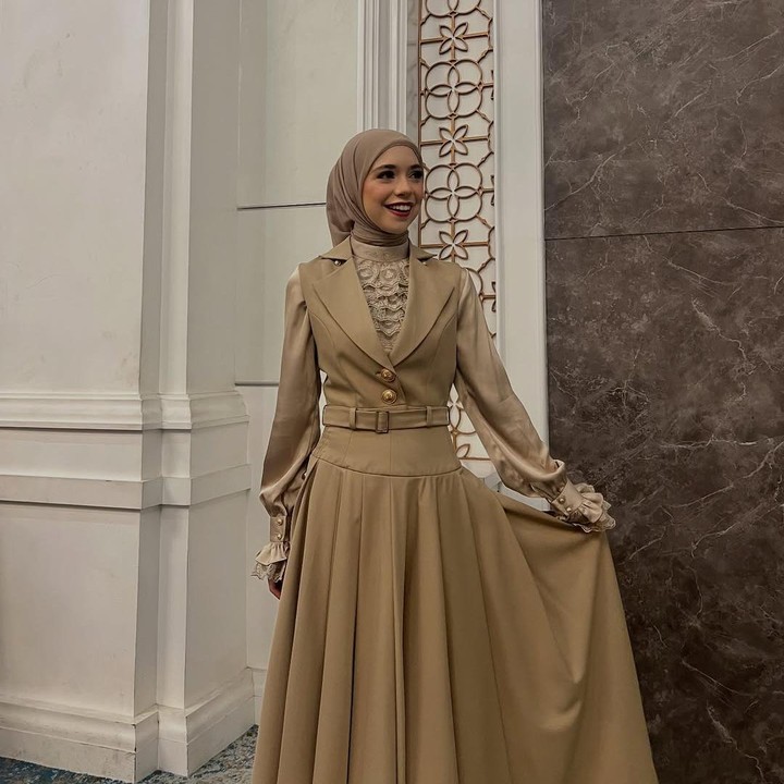 <p>Selain aktif di dunia modeling, Isabel juga berprestasi di bidang akademis. Belum lama ini, Isabel mengungkap bahwa dirinya telah diterima di tiga univesitas bergengsi di Inggris, yakni University of Bristol, Brunel University of London, dan St. George's University School of Medicine. Isabel berencana untuk mengambil jurusan kedokteran karena bermimpi untuk menjadi dokter. "Aku selalu belajar kalau lagi syuting atau pergi nyanyi, karena memang dari kecil mau jadi dokter. Itu bukan hal yang ringan ya, kita harus sangat berkomitmen dari kecil sampai sekarang," kata Isabel dalam acara <em>Rumpi No Secret</em> di Trans TV. (Foto: Instagram @isabel.azhari)</p>